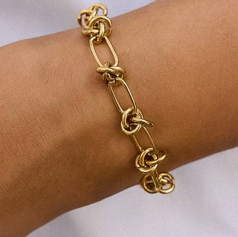 Nivra Gold Knot Chain Bracelet