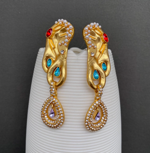 Vintage Style Rhinestone Inlaid Ear Shape Golden Earrings