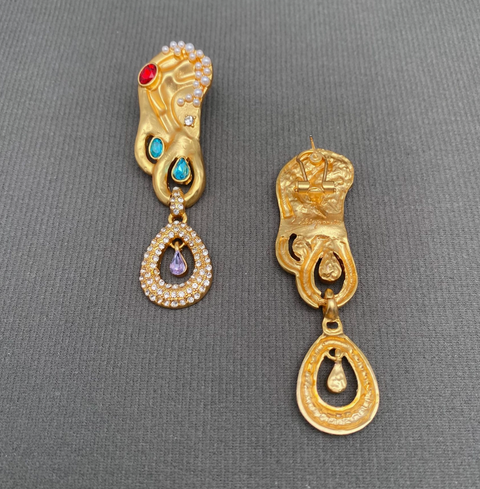 Vintage Style Rhinestone Inlaid Ear Shape Golden Earrings