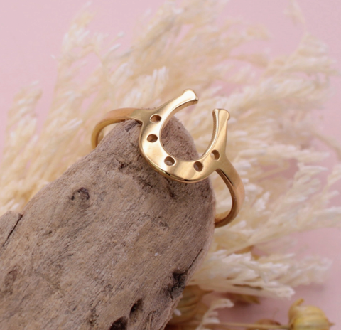 Cowgirl Classic Gold Horseshoe Ring